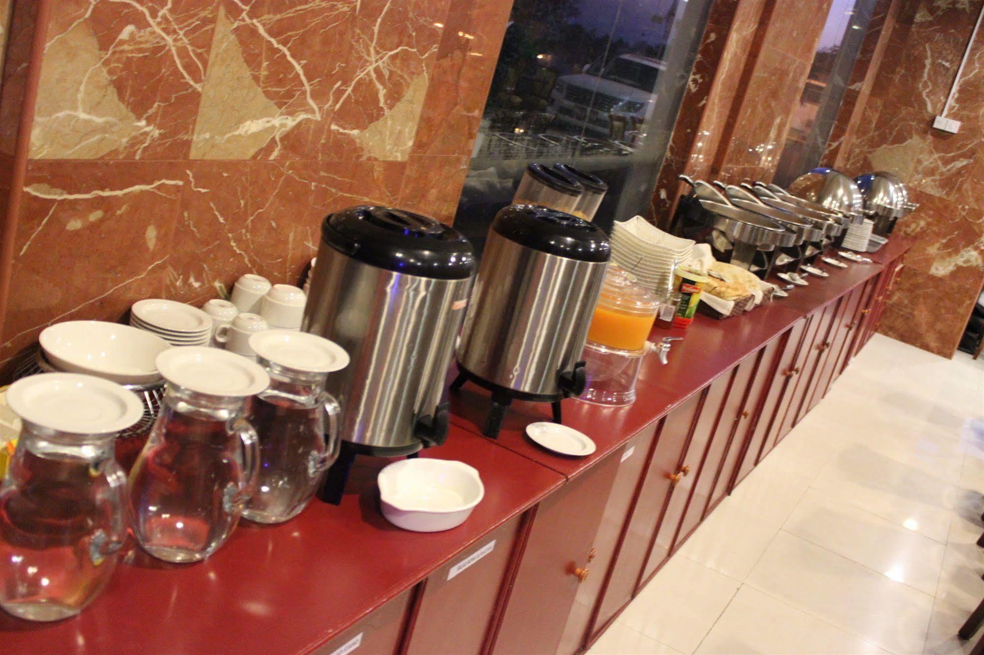 Raynor Hotel Apartments Fujairah Bagian luar foto